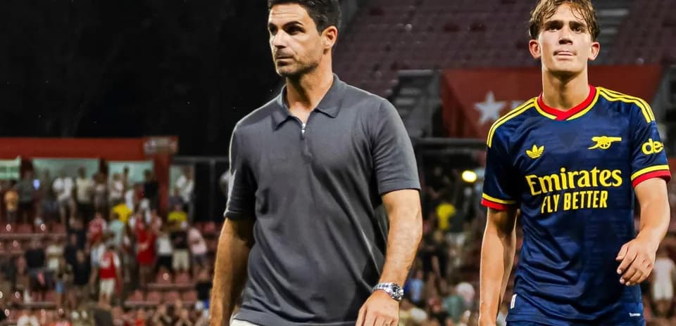 Entrenador y jugador caminando tras el partido
