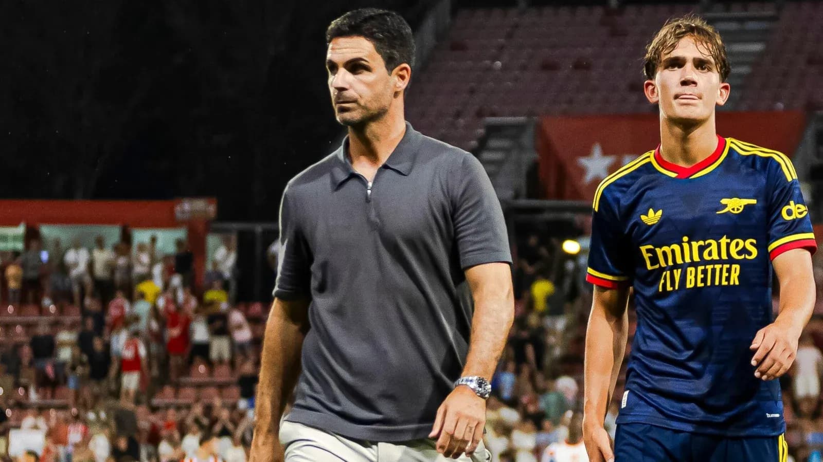 Entrenador y jugador caminando tras el partido