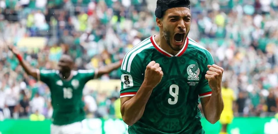 Jugador mexicano celebra un gol en el estadio