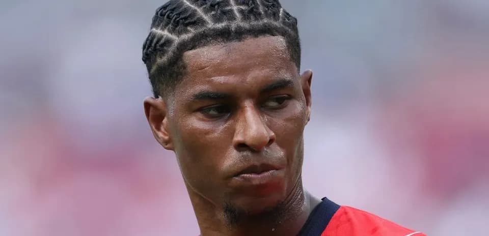 Jugador con peinado trenzado en uniforme rojo