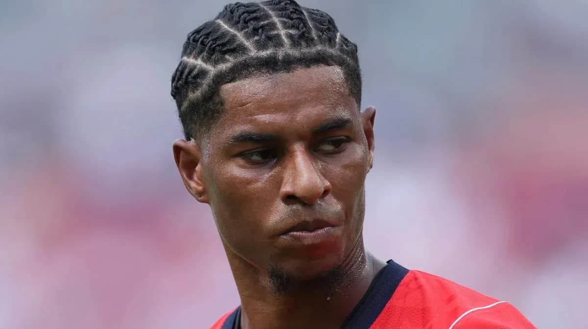Jugador con peinado trenzado en uniforme rojo