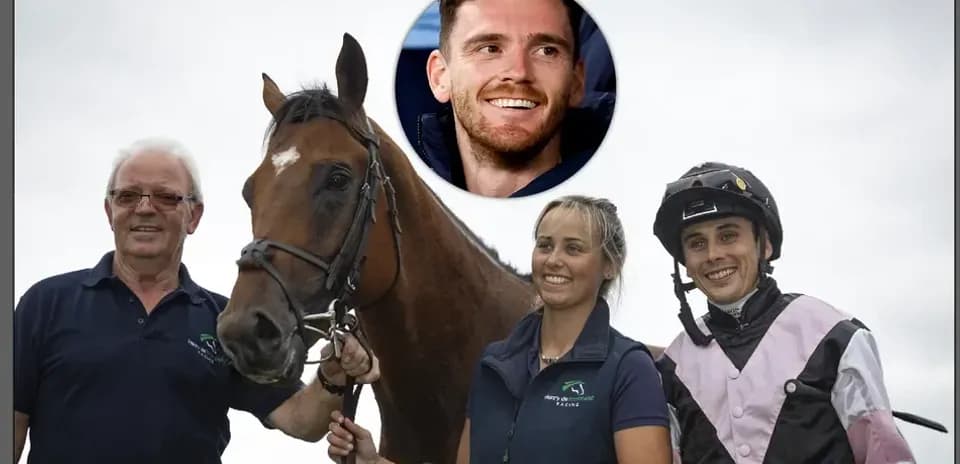 Tres personas posando con un caballo en un evento