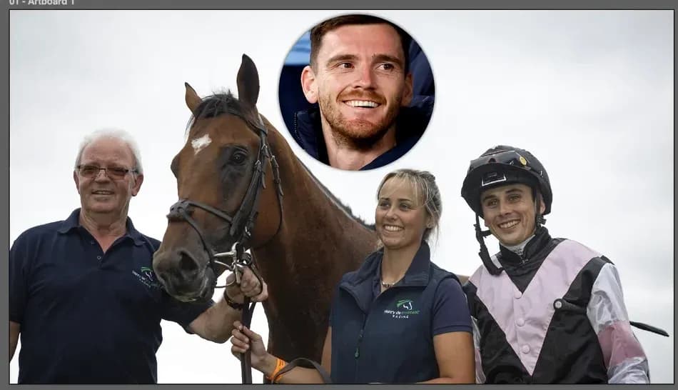 Tres personas posando con un caballo en un evento