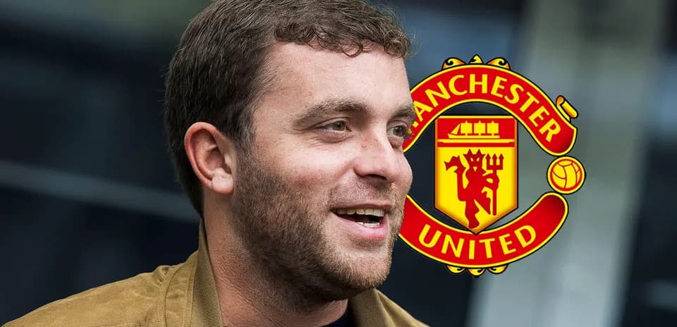 Persona sonriendo con logo de Manchester United de fondo