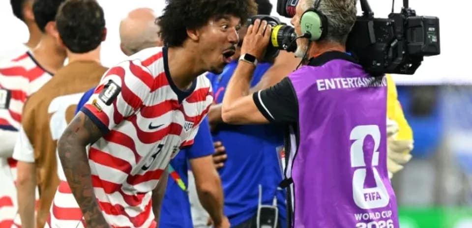 Jugador estadounidense celebrando frente a cámara de televisión