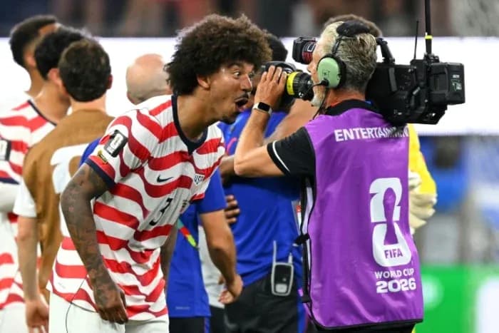 Jugador estadounidense celebrando frente a cámara de televisión
