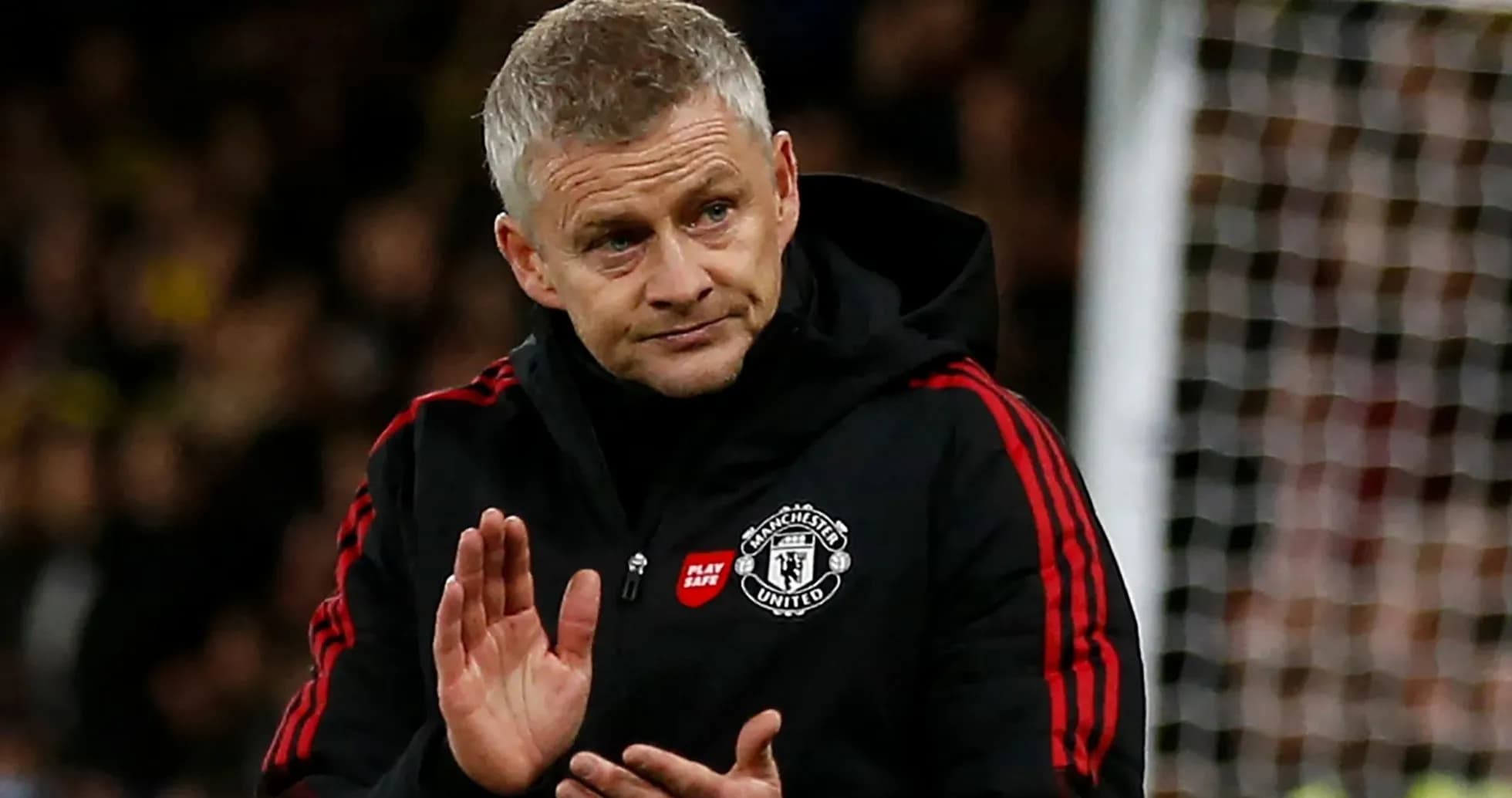 Entrenador de Manchester United aplaudiendo en el partido
