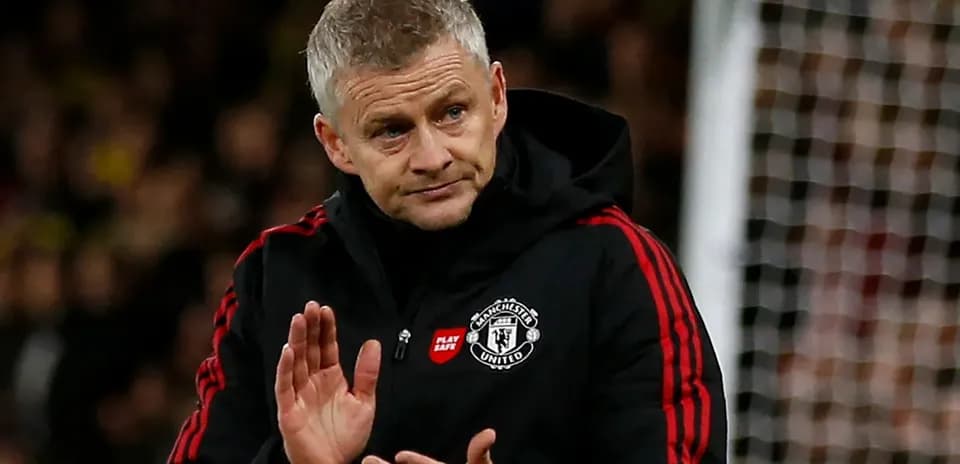 Entrenador de Manchester United aplaudiendo en el partido