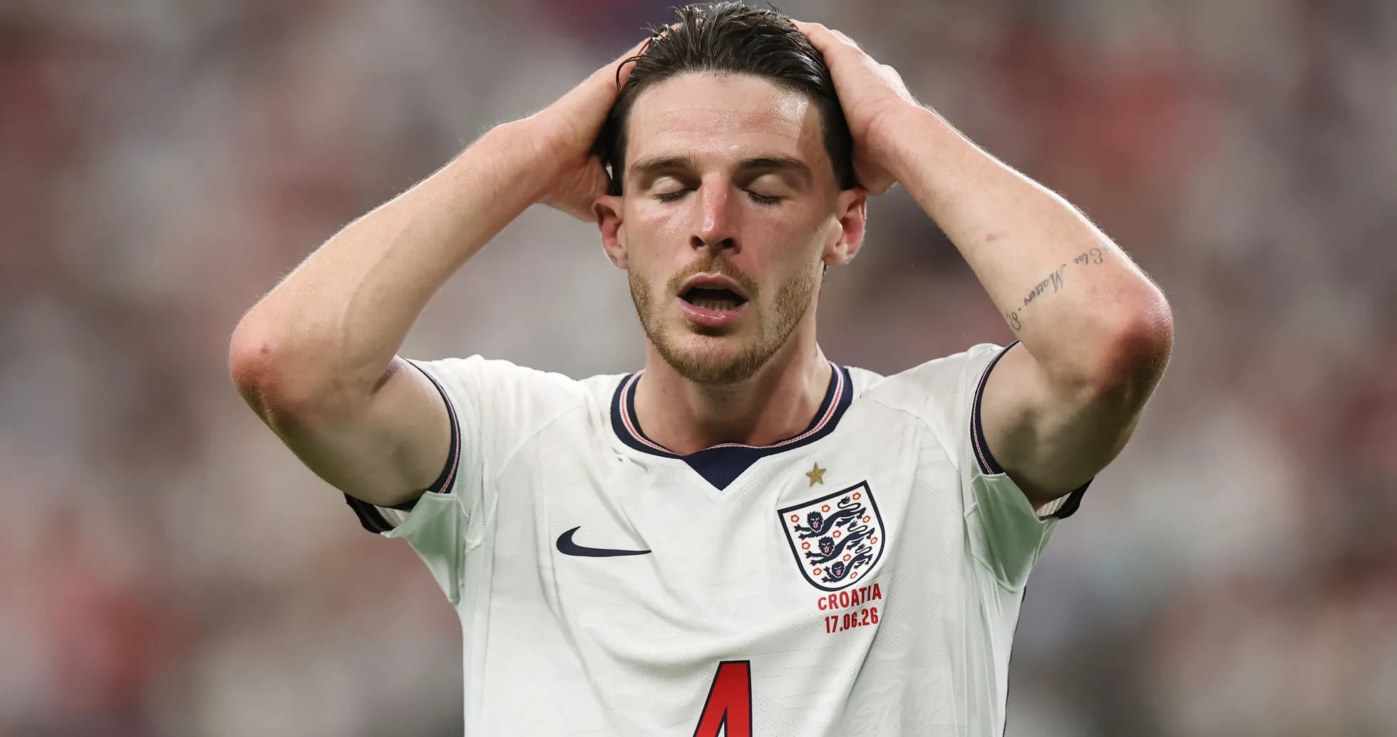 Jugador de Inglaterra con las manos en la cabeza