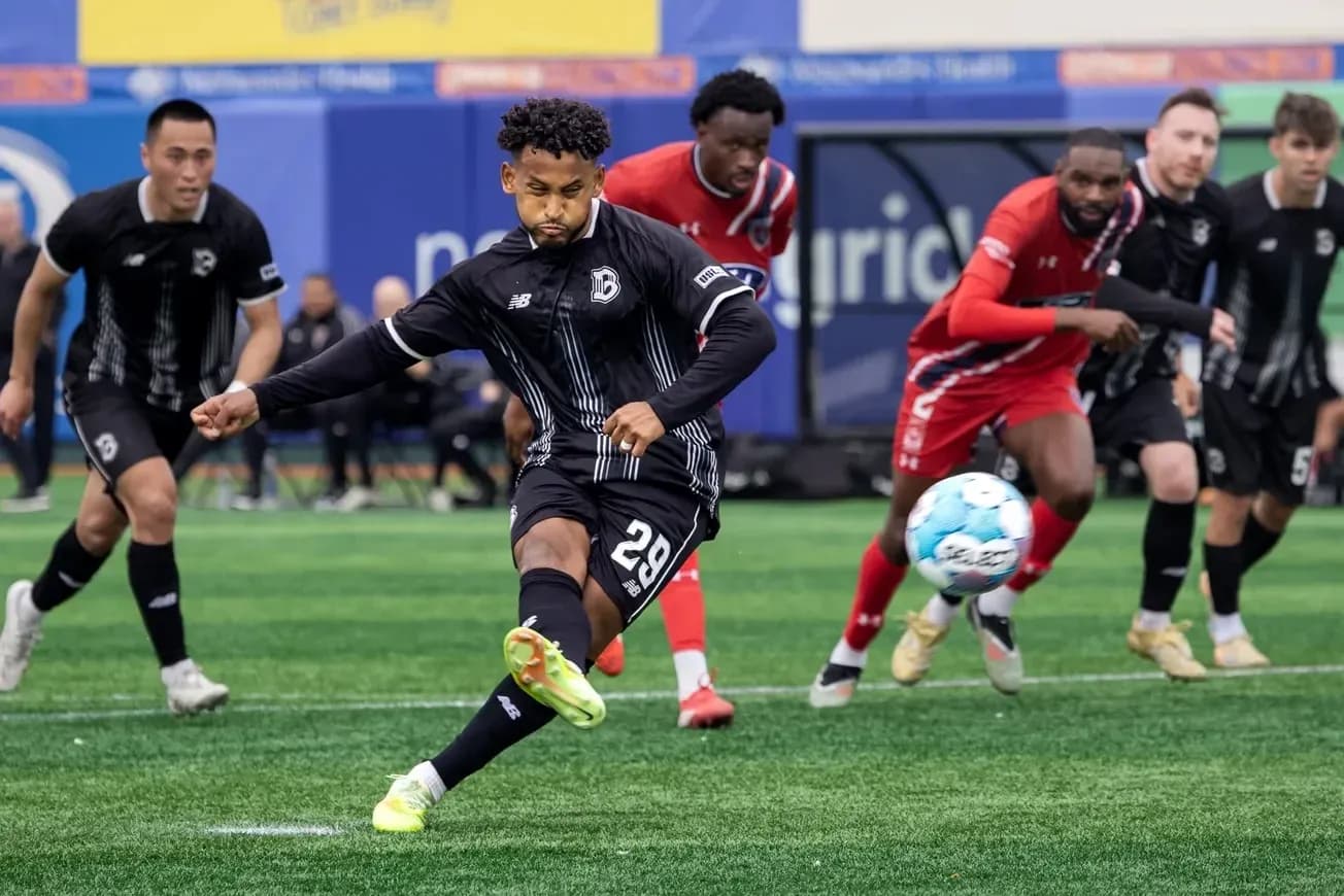 Jugador del Indy Eleven cobrando un penalti