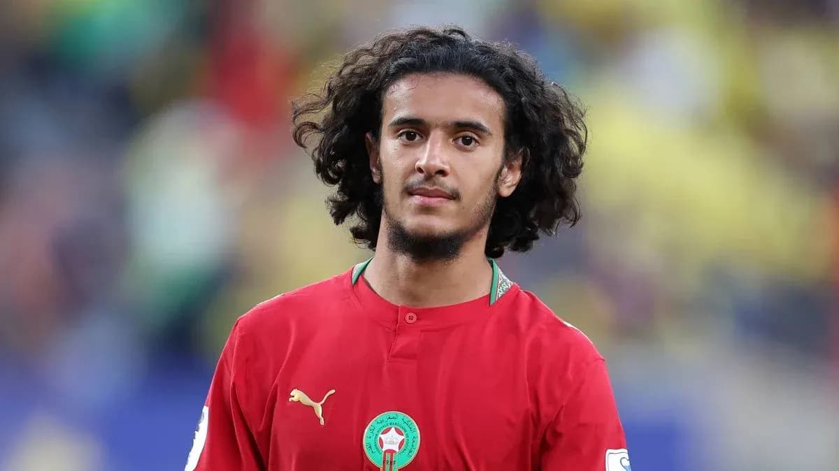 Jugador de Marruecos en uniforme rojo durante el partido