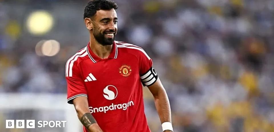 Bruno Fernandes sonriendo con camiseta de Manchester United