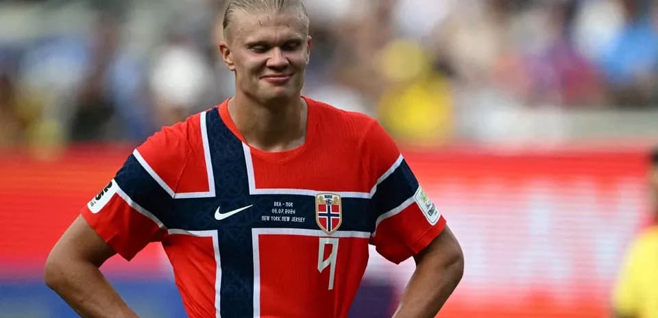 Jugador noruego en uniforme durante un partido
