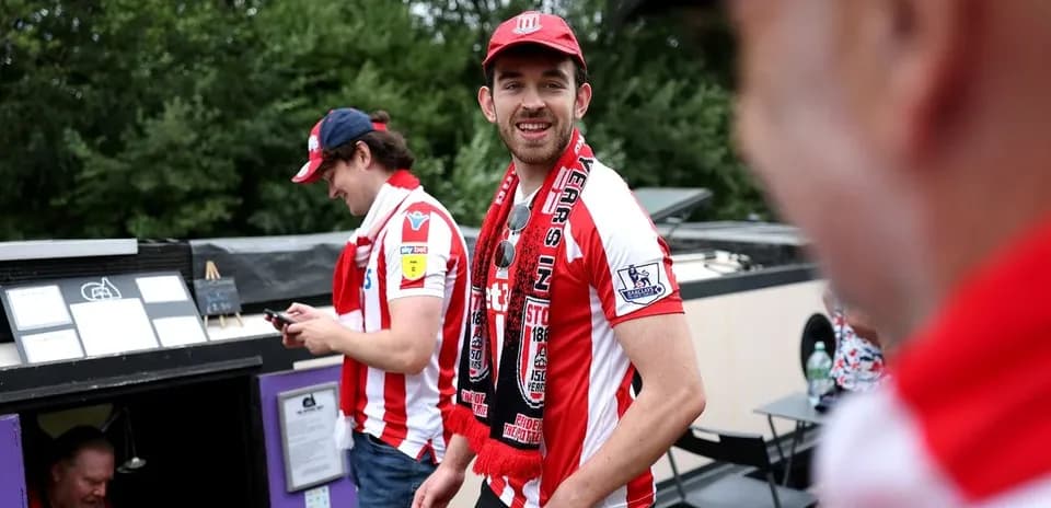 Aficionados de Stoke City con camisetas y bufandas