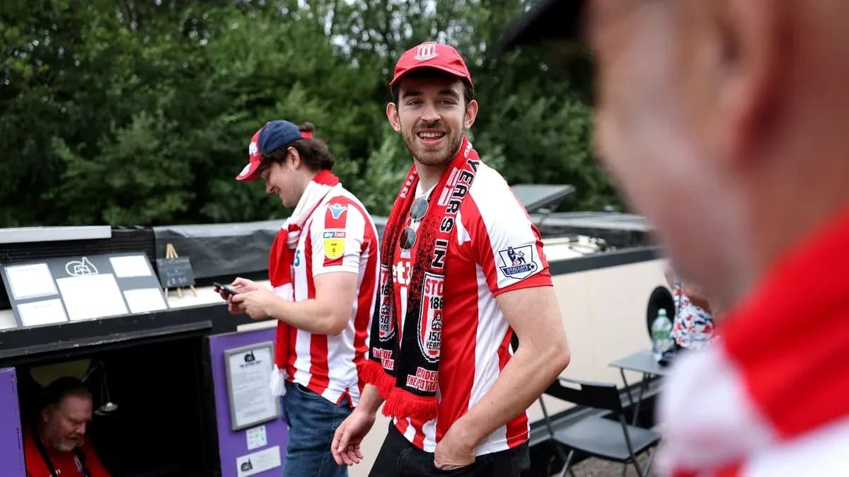 Aficionados de Stoke City con camisetas y bufandas