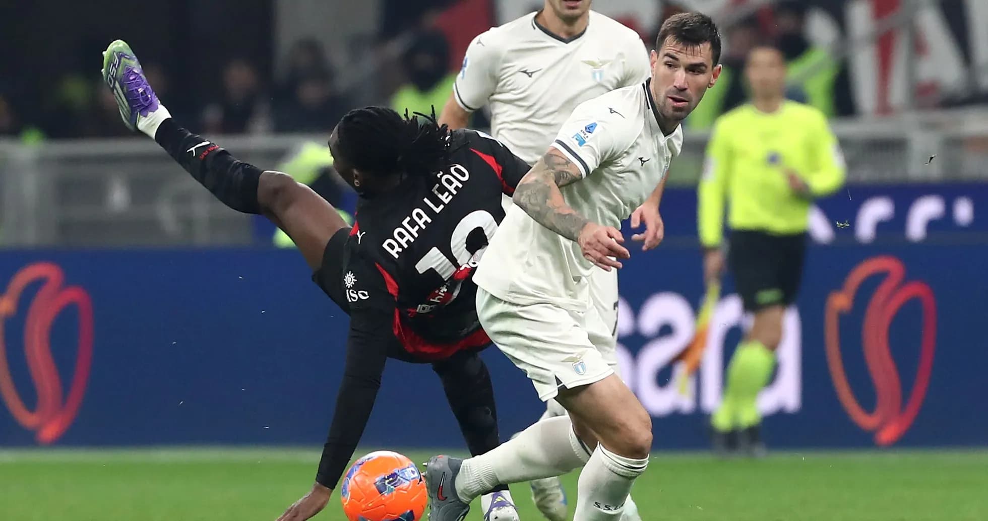 Rafael Leão derribando a un jugador de Lazio