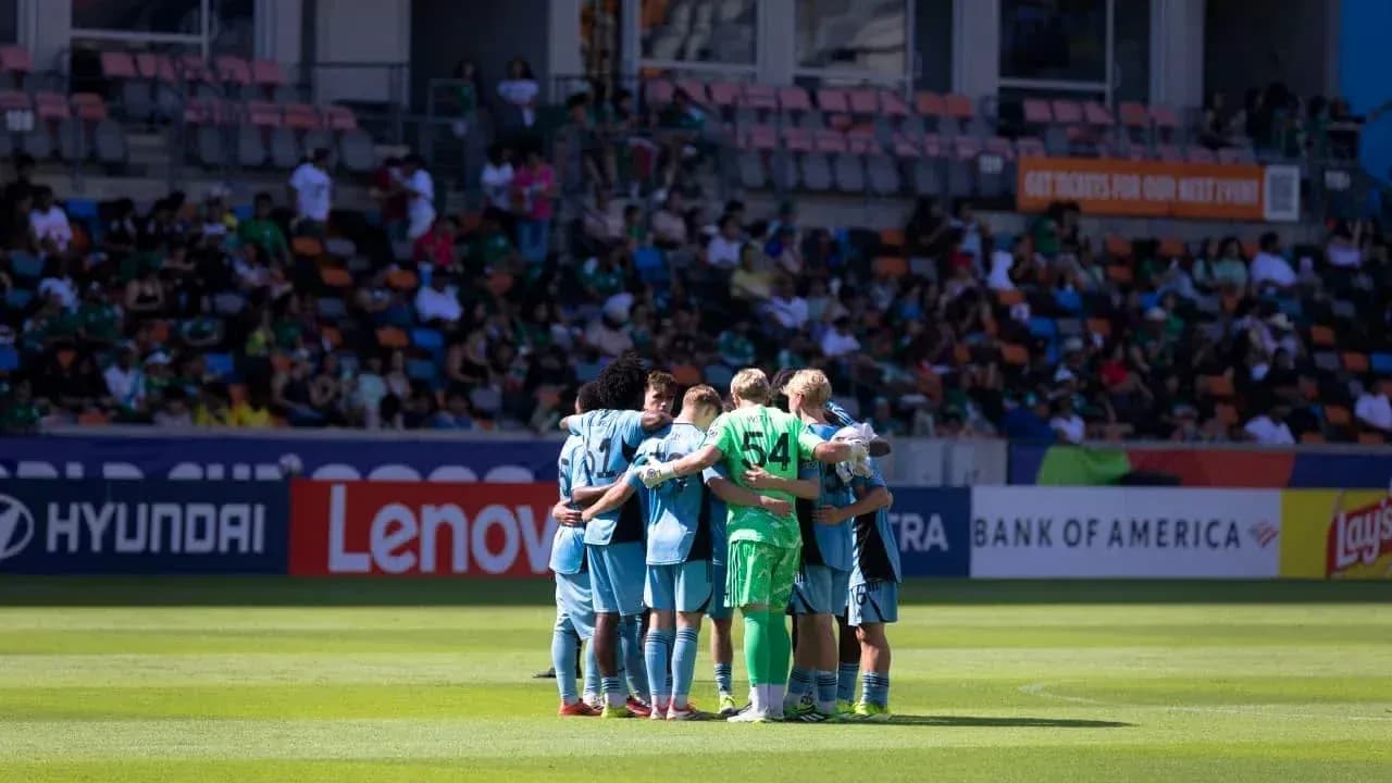 Equipo en círculo antes del partido