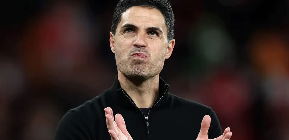 Entrenador aplaudiendo en el estadio