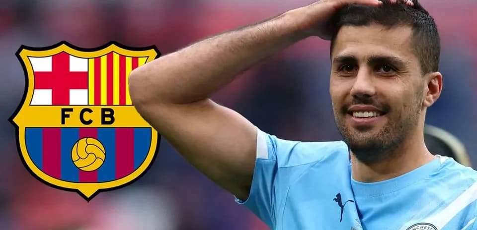 Jugador de fútbol con camisetas de Barcelona y Manchester City