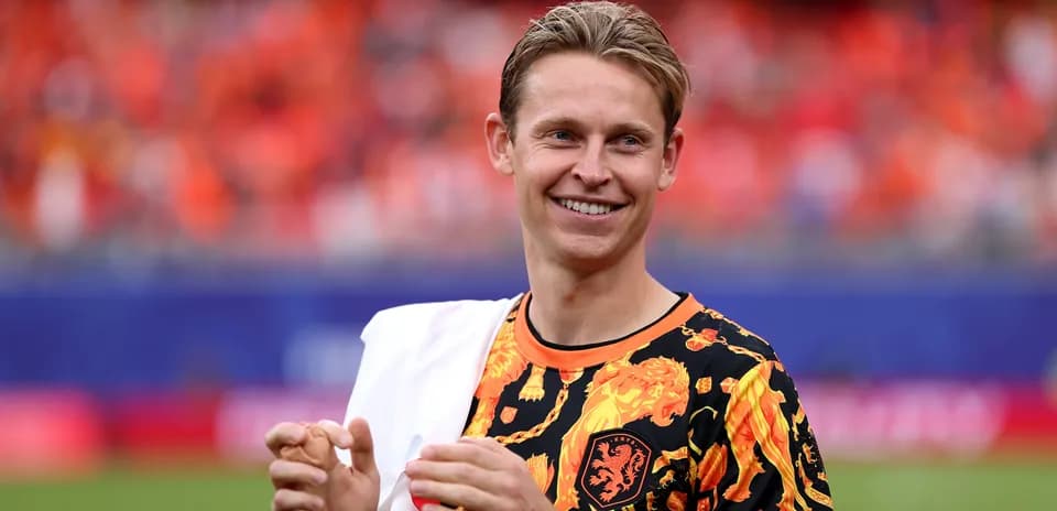 Jugador sonriente con camiseta colorida en el campo