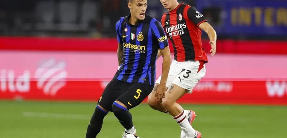 Jugador de Inter driblando frente a jugador de Milan