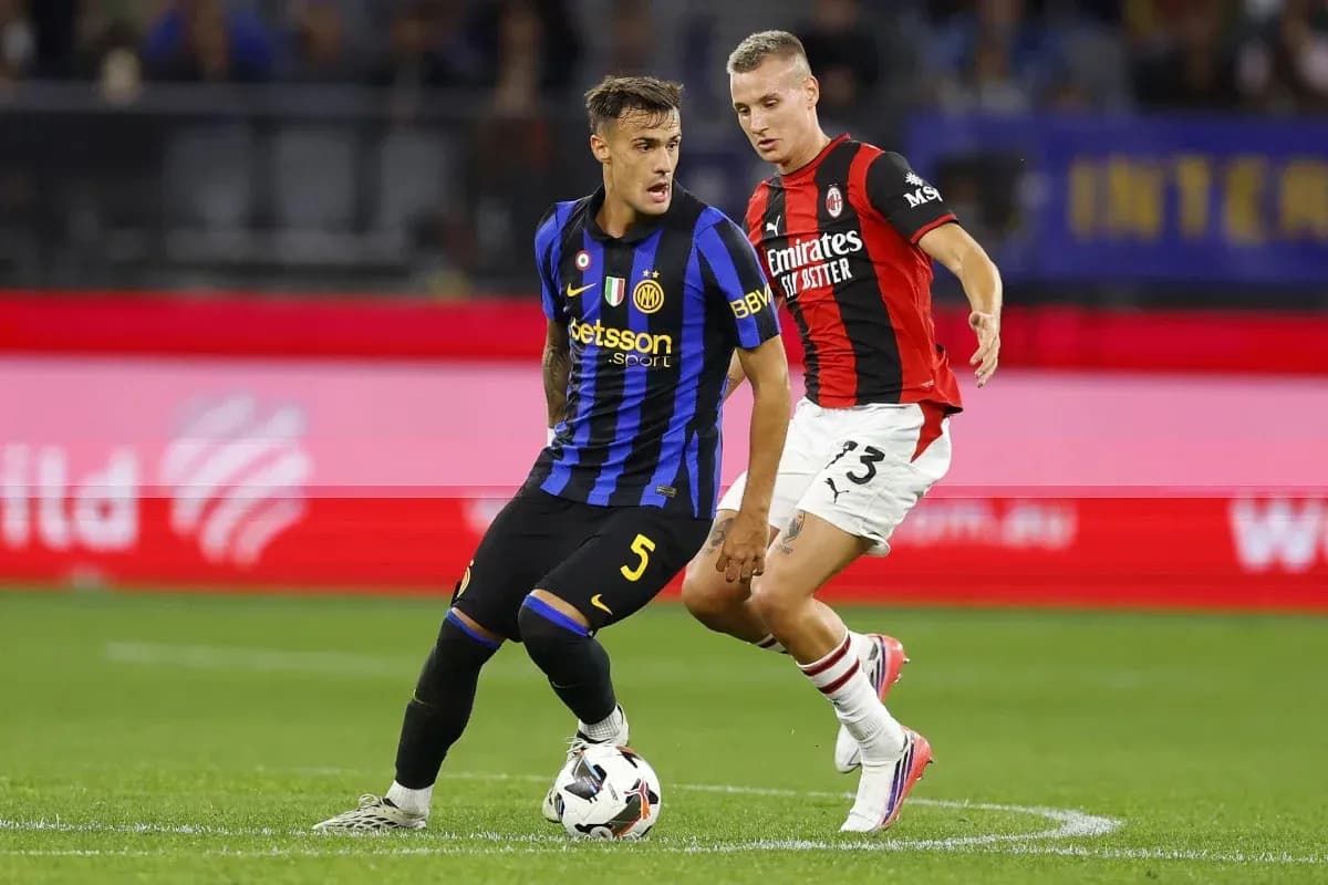 Jugador de Inter driblando frente a jugador de Milan