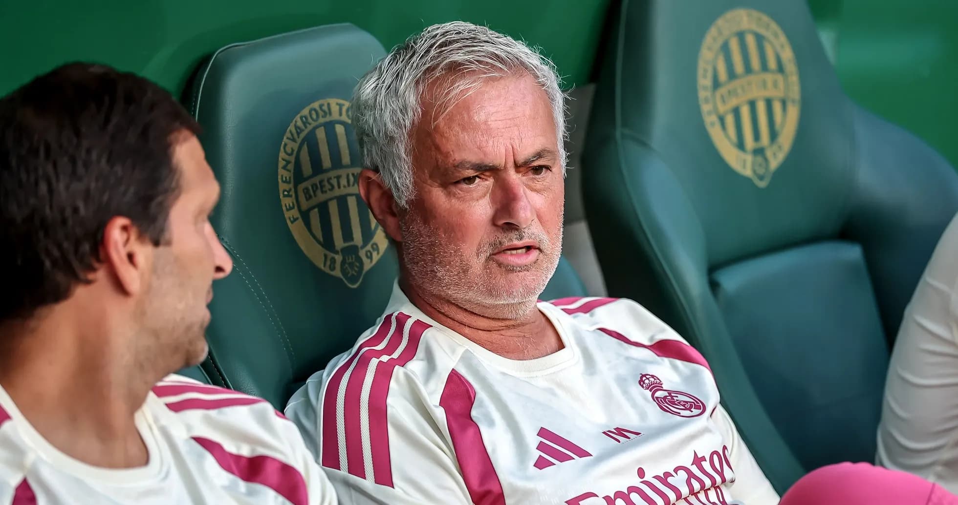 Entrenador discutiendo en el banquillo del partido