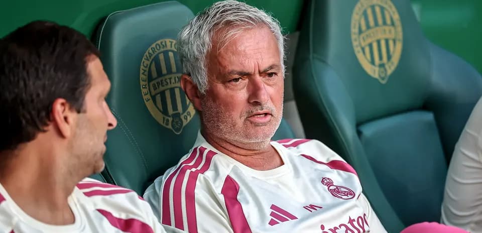 Entrenador discutiendo en el banquillo del partido