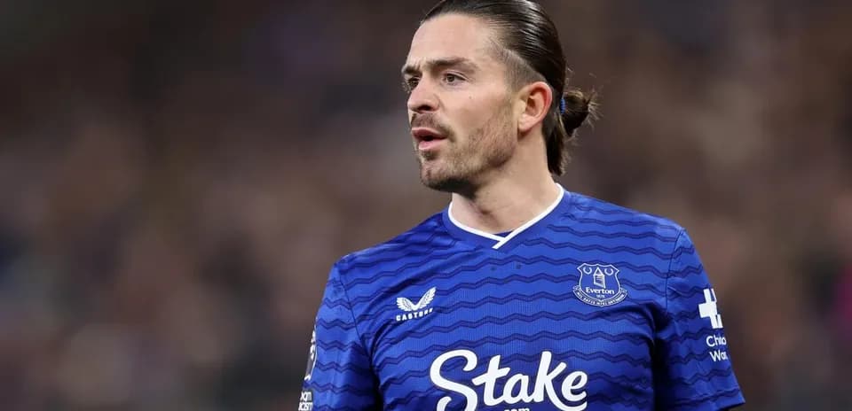 Jugador de Everton en uniforme azul durante el partido