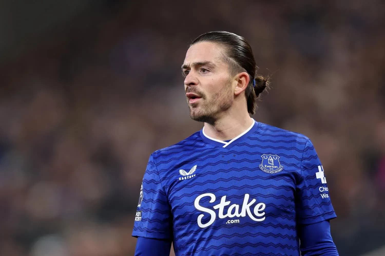Jugador de Everton en uniforme azul durante el partido