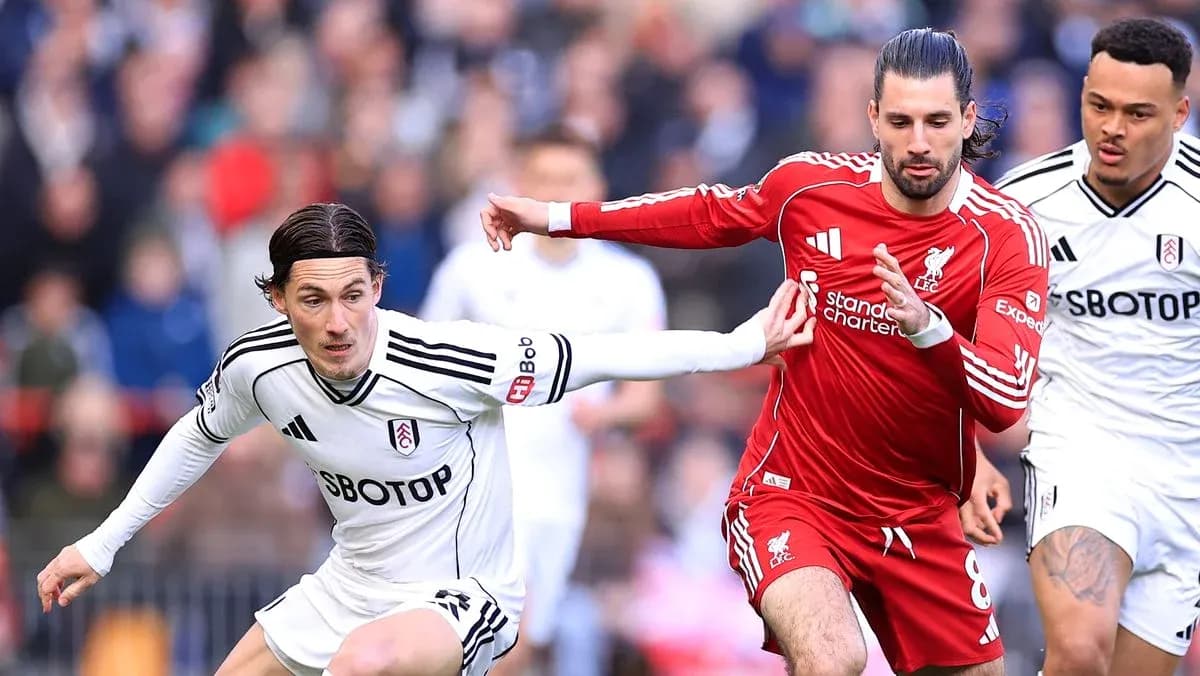 Jugadores de Fulham y Liverpool luchando por el balón