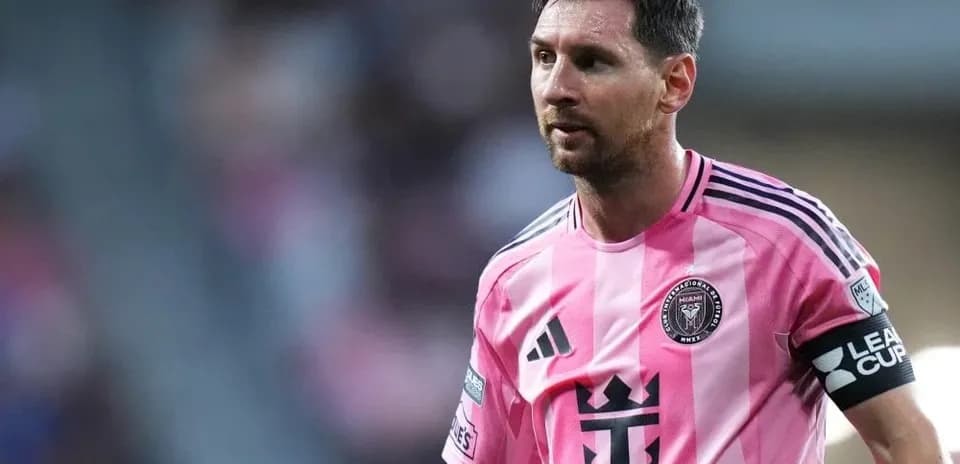 Lionel Messi jugando en camiseta rosa de Inter Miami