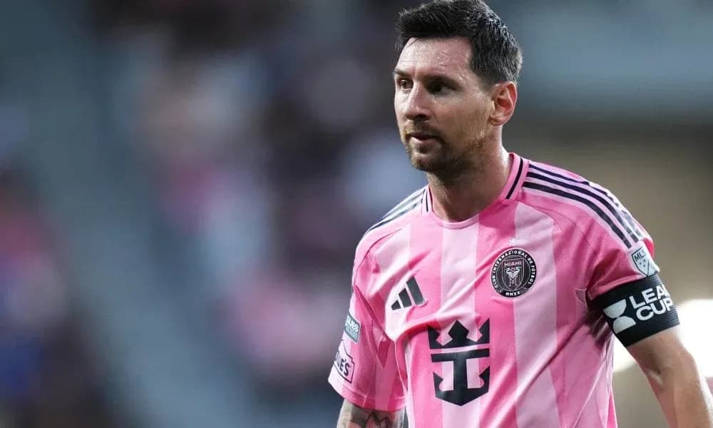 Lionel Messi jugando en camiseta rosa de Inter Miami