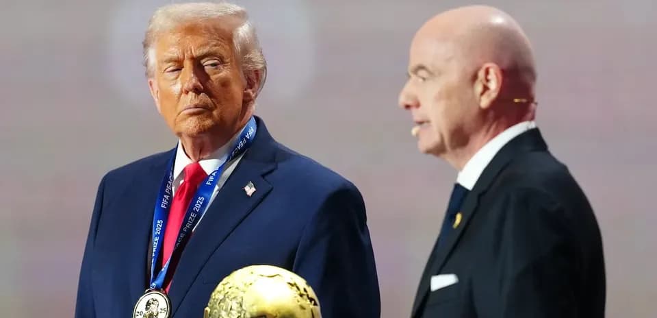 Donald Trump recibiendo premio FIFA en evento