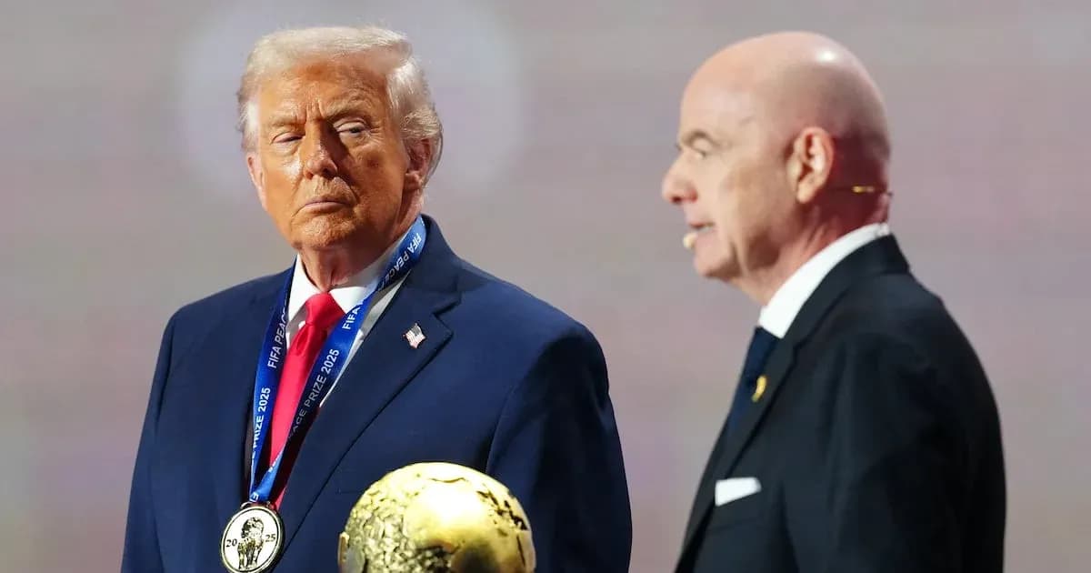 Donald Trump recibiendo premio FIFA en evento
