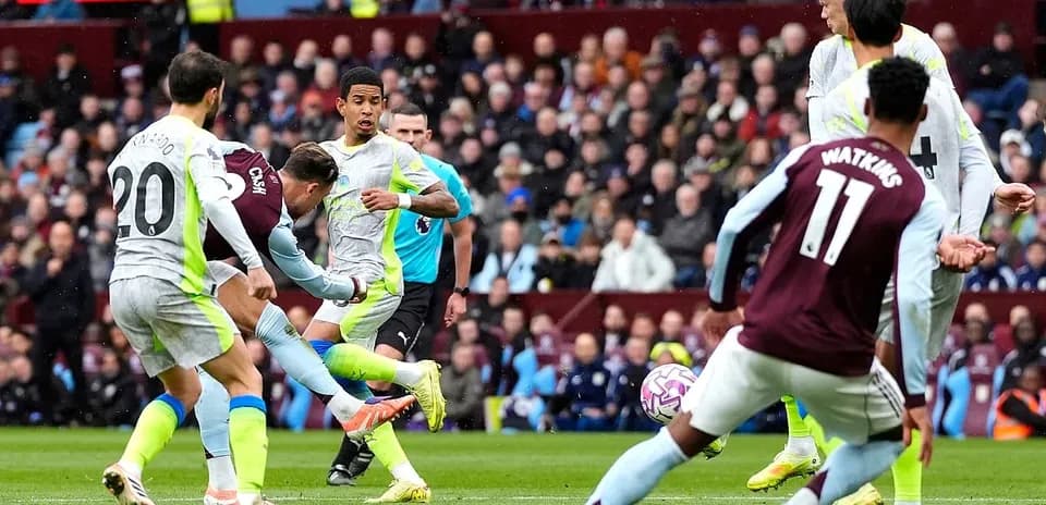 Acción durante el partido entre Manchester City y Aston Villa