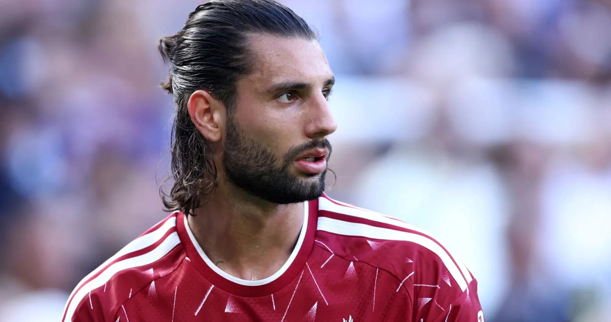 Jugador con camiseta de Liverpool en el campo
