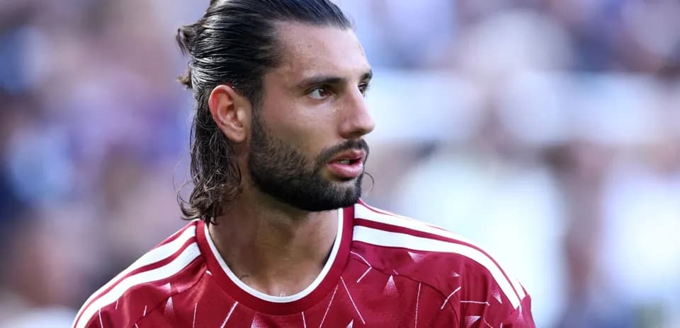 Jugador con camiseta de Liverpool en el campo