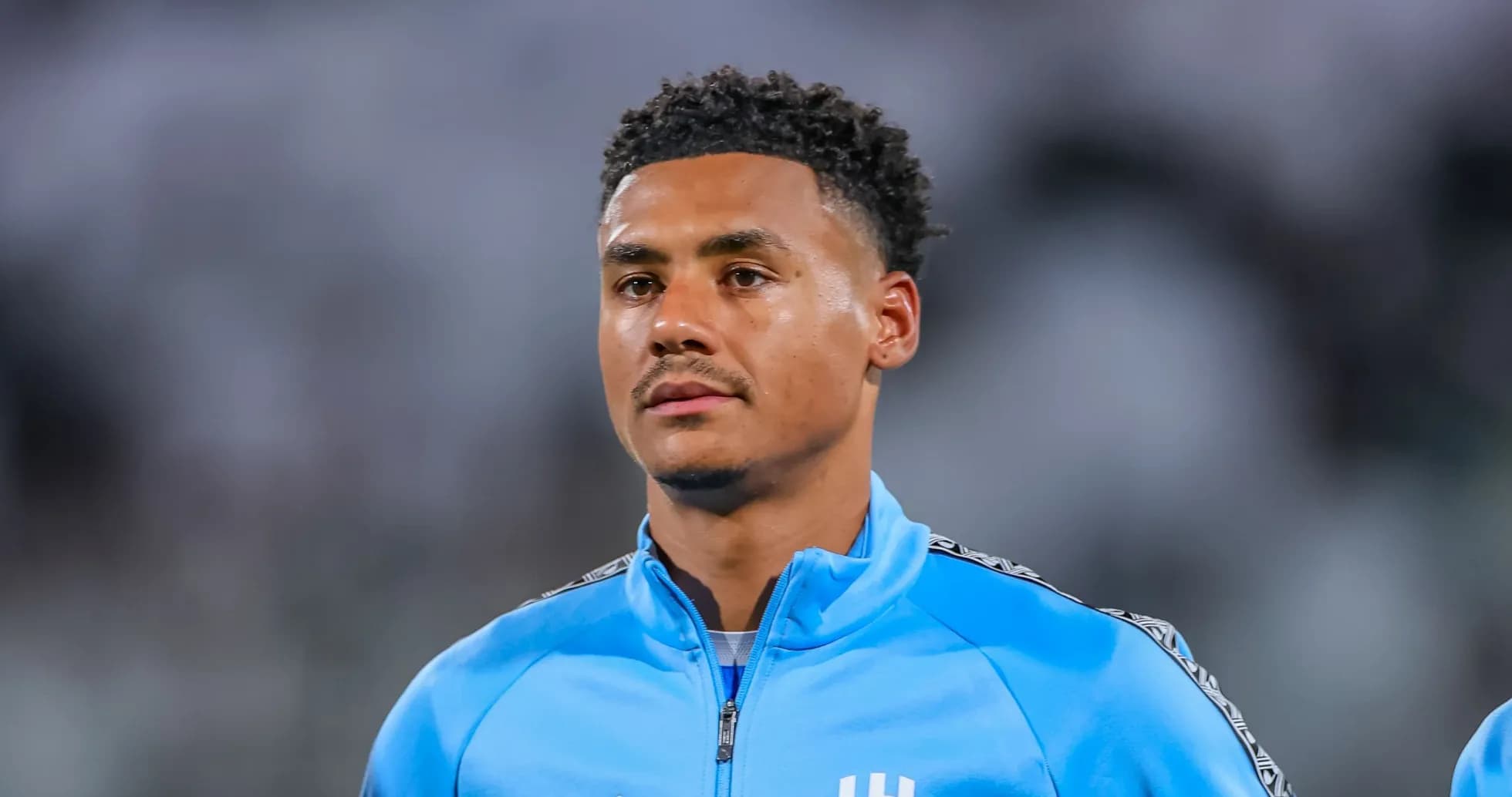 Jugador en uniforme de calentamiento en el campo