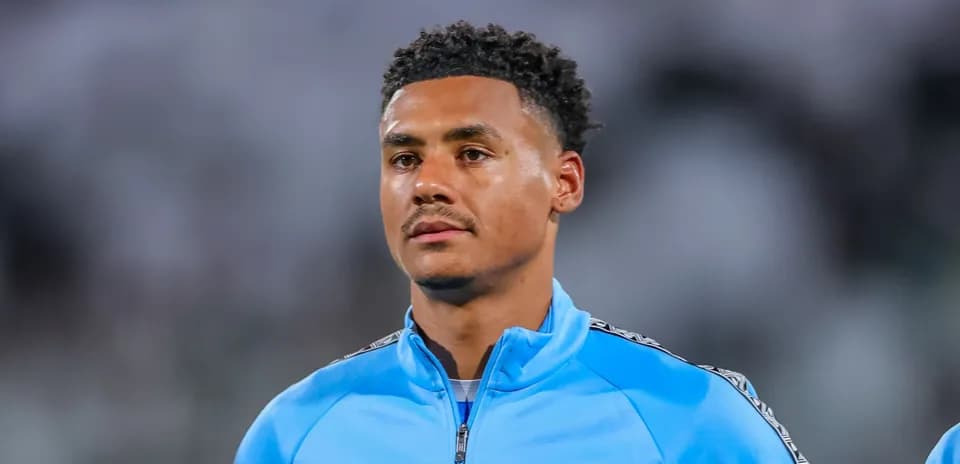 Jugador en uniforme de calentamiento en el campo