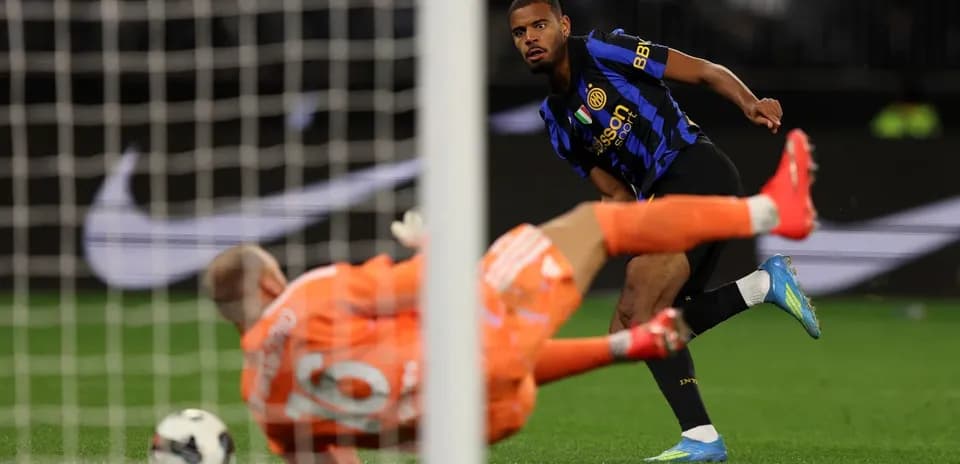 Jugador lanzando un penalti contra el portero