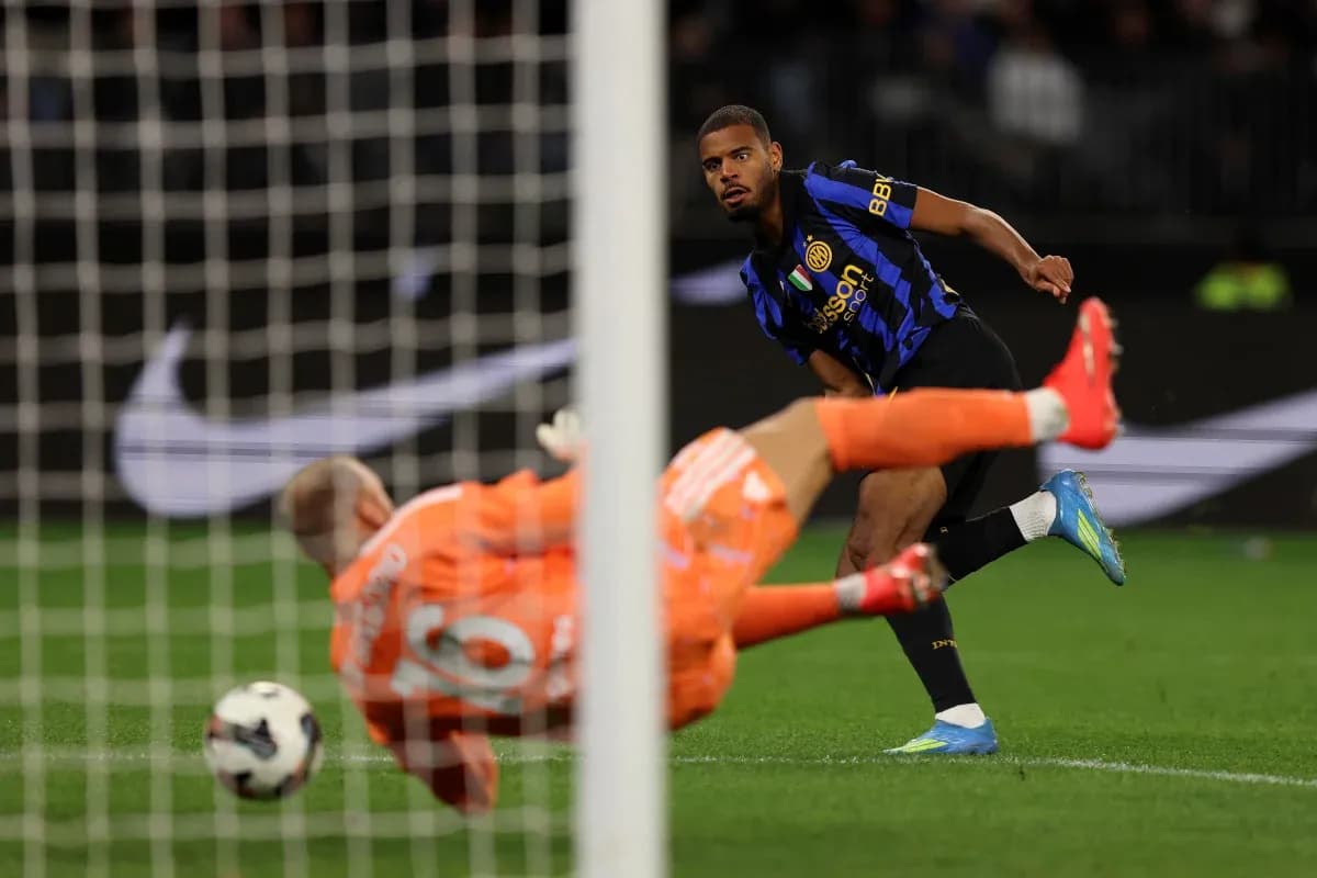 Jugador lanzando un penalti contra el portero