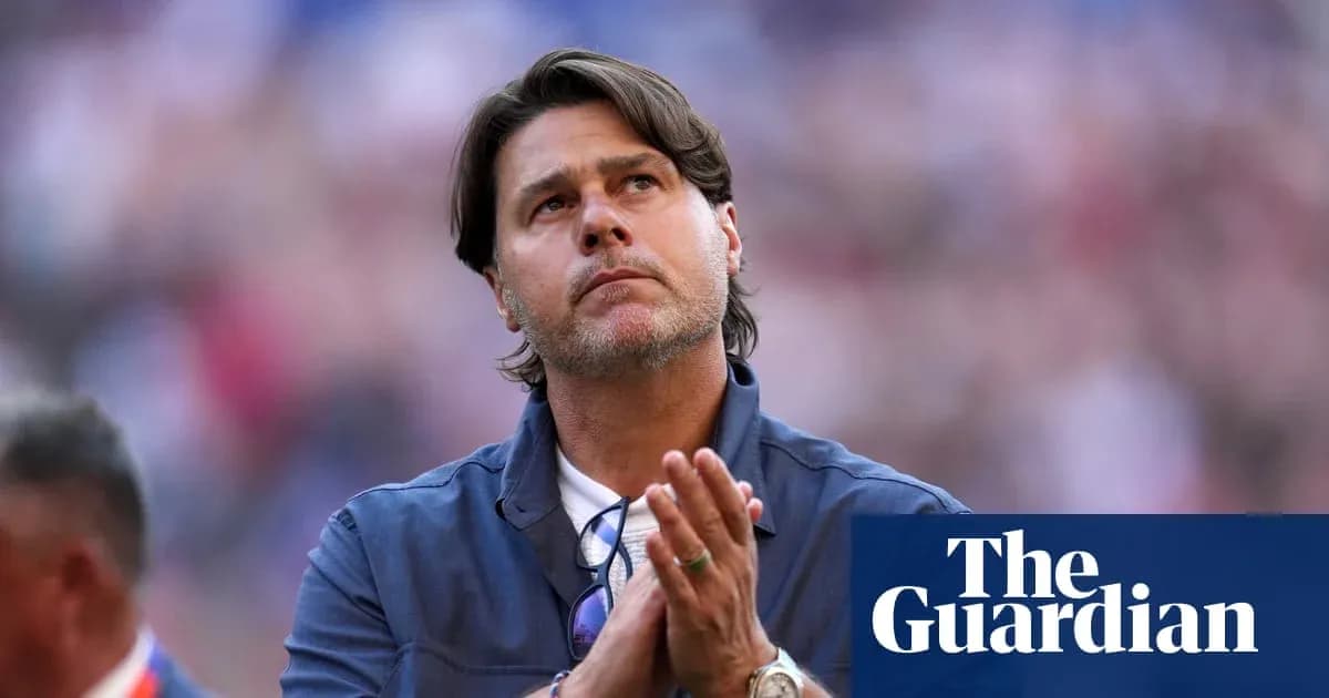 Entrenador mirando hacia arriba con las manos juntas