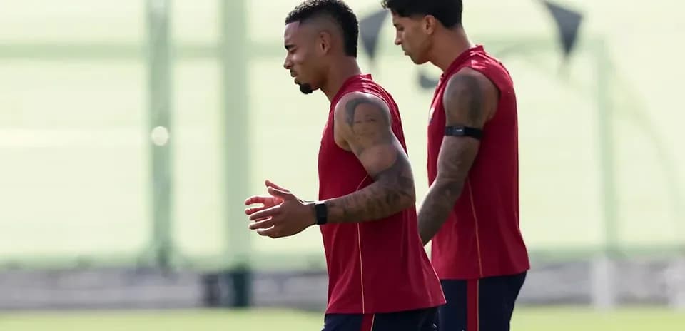 Jugadores entrenando en el campo de fútbol