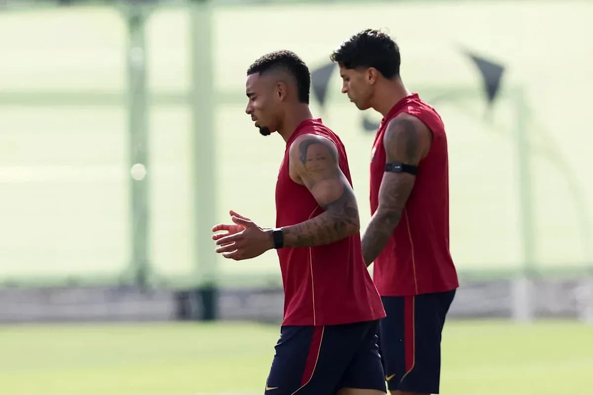 Jugadores entrenando en el campo de fútbol