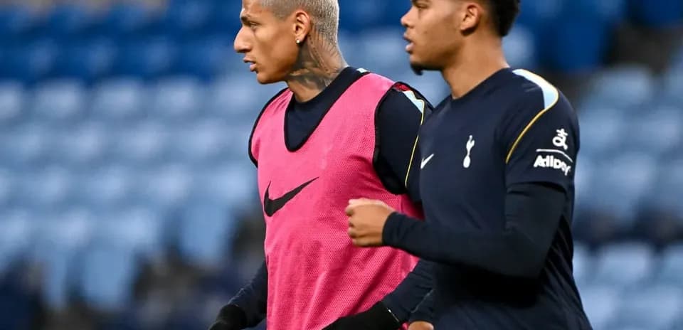 Jugadores de Tottenham en calentamiento previo al partido