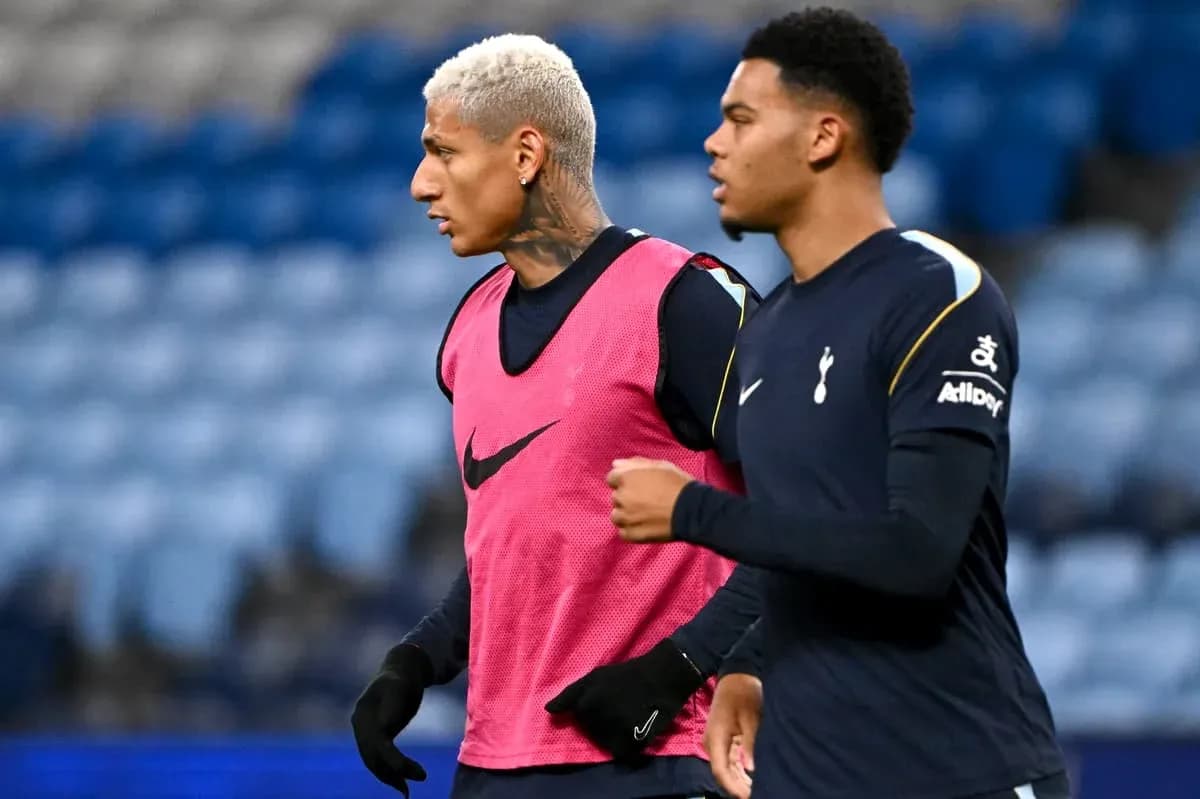 Jugadores de Tottenham en calentamiento previo al partido