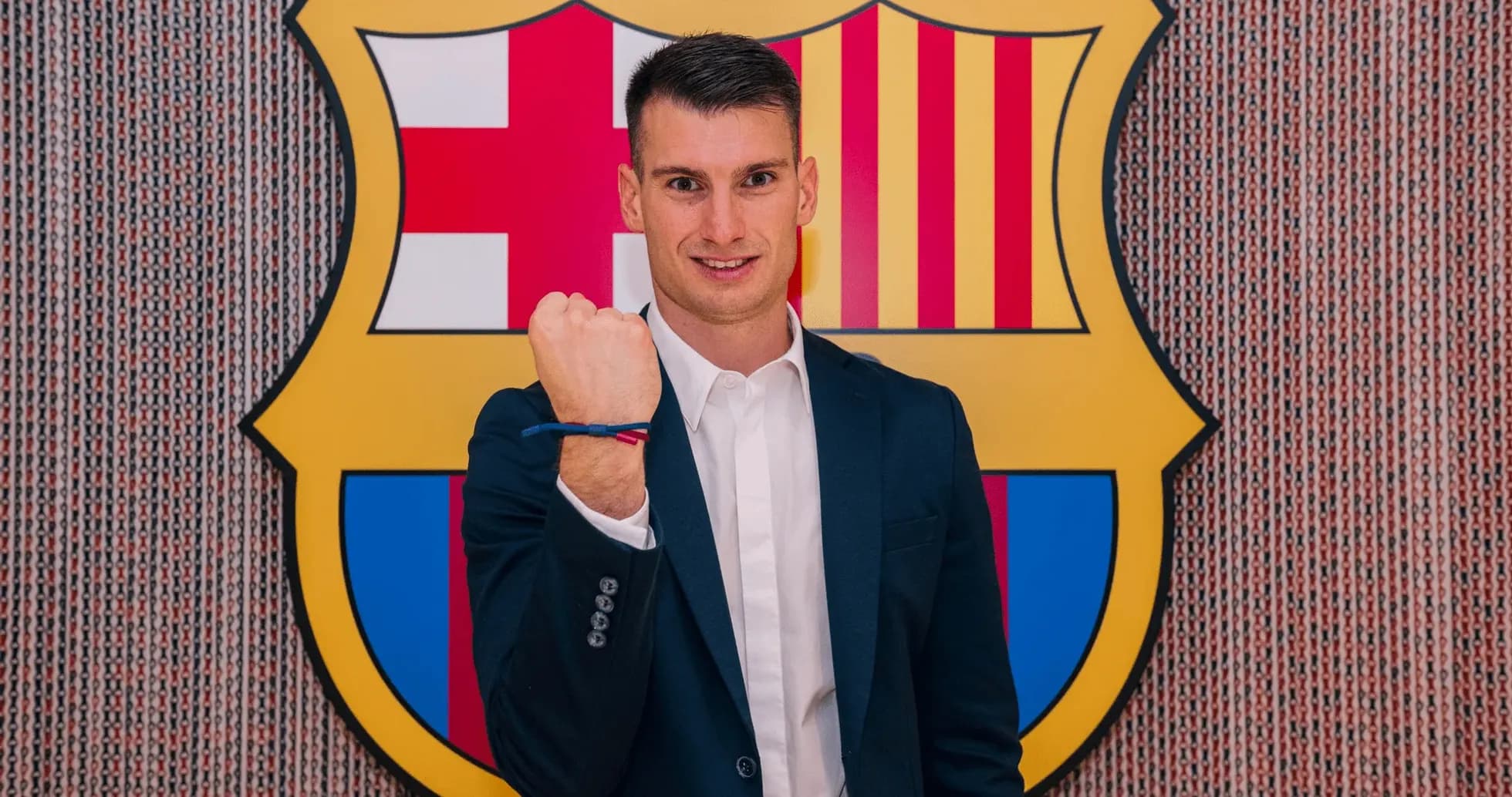 Jugador posando con camiseta de FC Barcelona