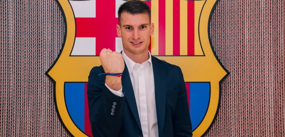 Jugador posando con camiseta de FC Barcelona