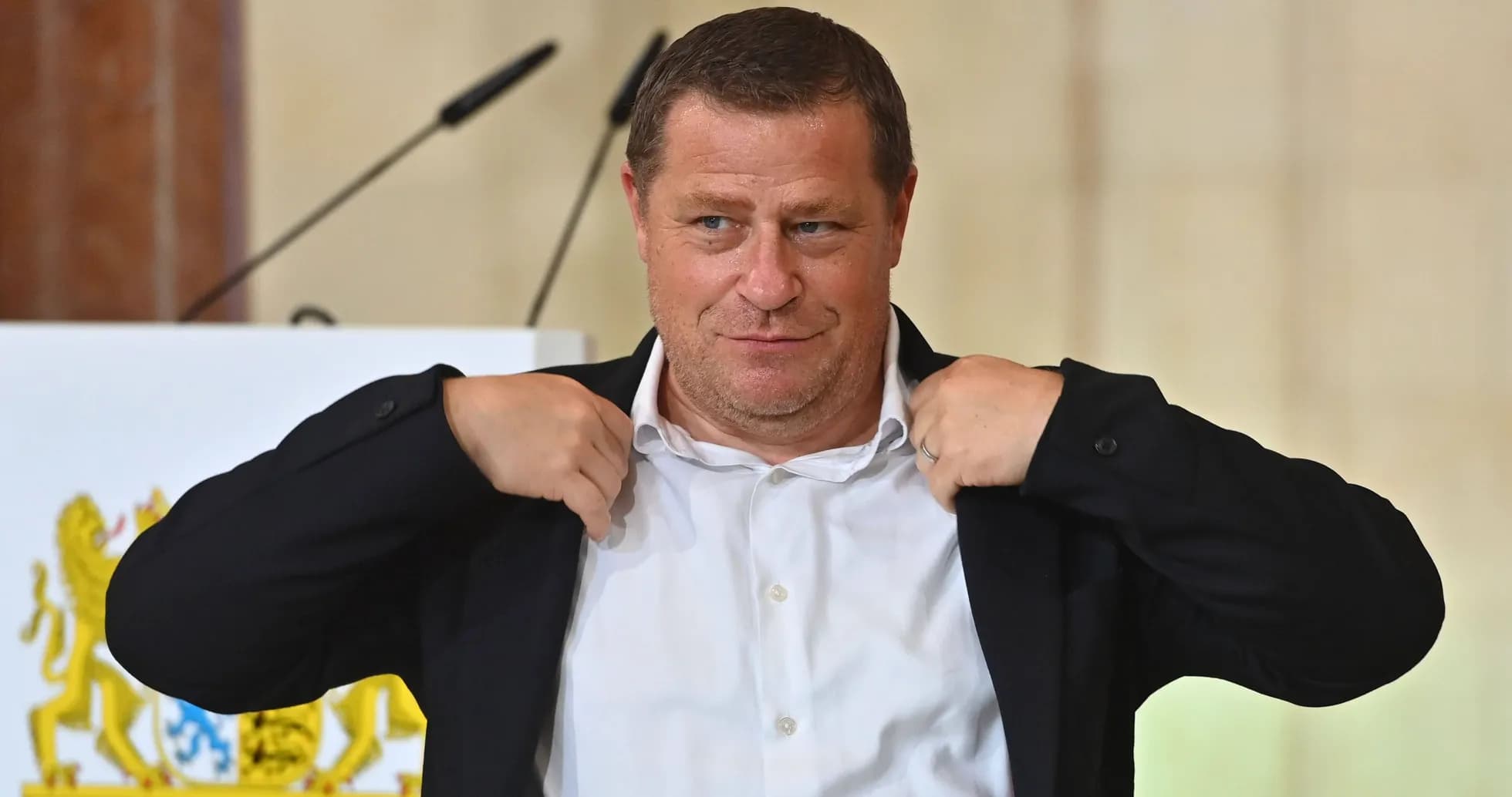 Hombre ajustando su chaqueta en un evento
